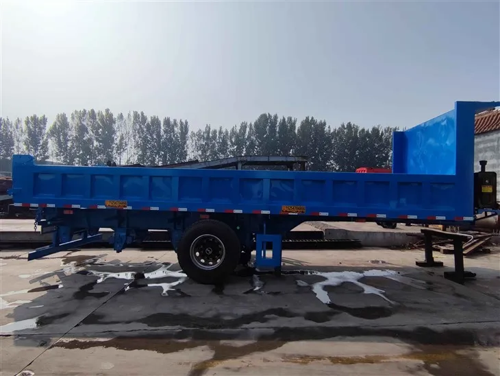 Semi-remorque à benne arrière-